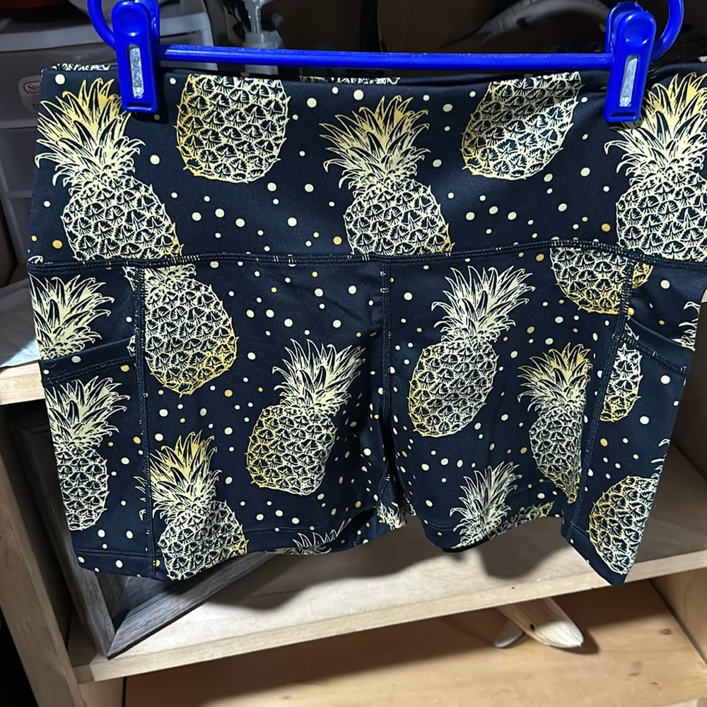 NWT CVG Fineapple 2.5” medium shorts with pockets